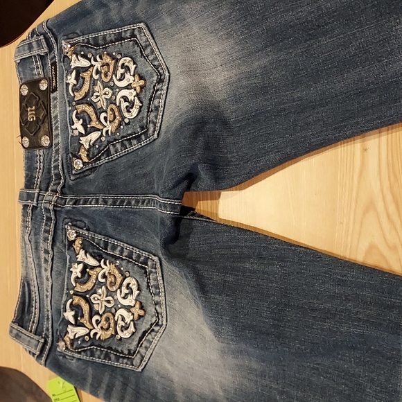 NWOT Women's Miss Me Distressed Washed Denim Capris Size 28 Embossed - Picture 7 of 12